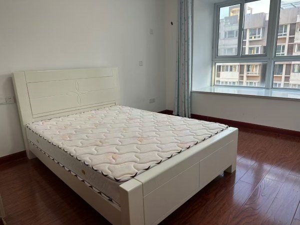 中央龍灣電梯11樓142平三室拎包入住月租2000