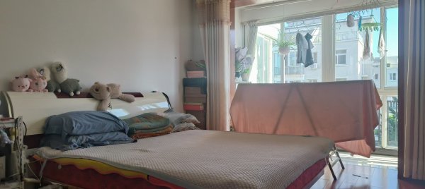 出售銀海綠洲小區(qū)香山苑112平方三室一廳帶草廈子