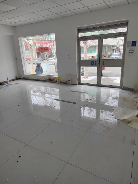 文登區(qū)峰山路五龍街北家家悅超市路南自家吉樓一樓門市房出租，剛