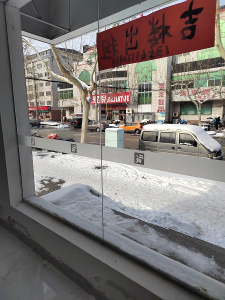 文登區(qū)峰山路五龍街北家家悅超市路南自家吉樓一樓門(mén)市房出租，剛