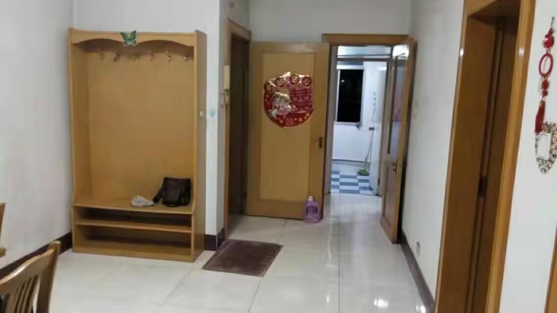 大潤(rùn)發(fā)肯德基往北500米路東，三里河路15號(hào)