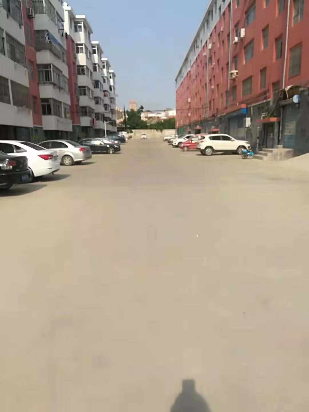 大潤(rùn)發(fā)肯德基往北500米路東，三里河路15號(hào)