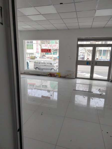 文登區(qū)峰山路五龍街北家家悅超市路南自家吉樓一樓門市房出租，剛